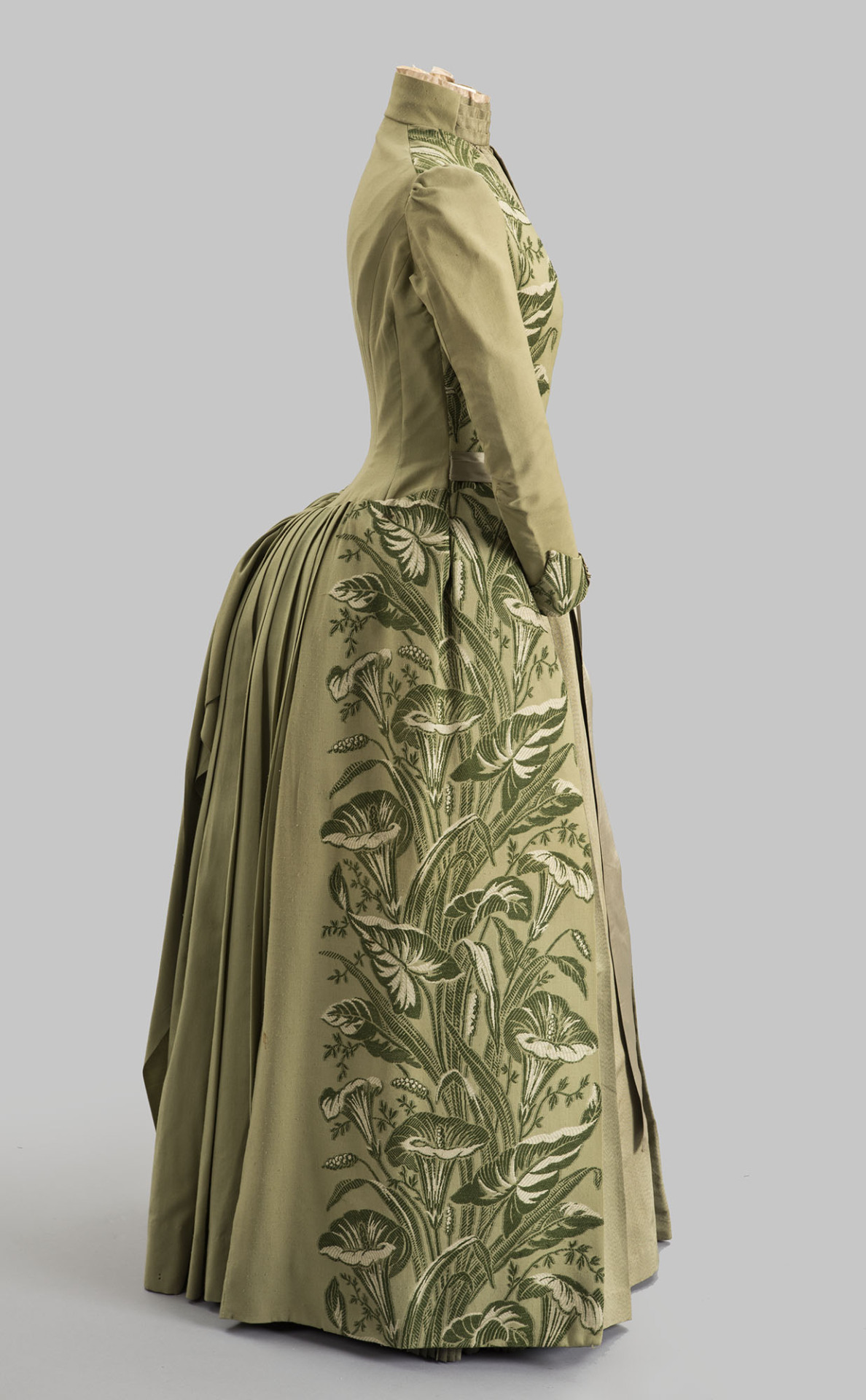 green emerald velvet dress Amazon.com: CosplayDiy Georgian Era Victorian Bustle Dress 18th Century  Ball Gown Marie Antoinette Costume Green Rococo Dress for Women Adult XS :  Clothing, Shoes & Jewelry main image 0