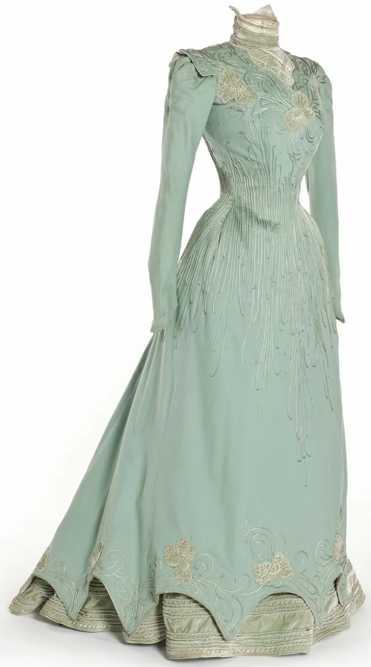 Late 1890s Parisian Style | Lily Absinthe